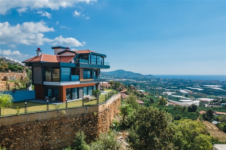 فيلا فاخرة في الانيا - اطلالة بحر - 5 غرف وصالة -في كاستل / الانيا 