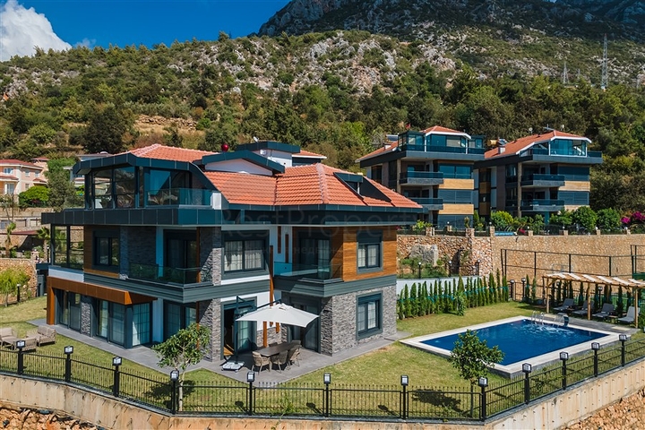 فيلا فاخرة في الانيا - اطلالة بحر - 5 غرف وصالة -في كاستل / الانيا 