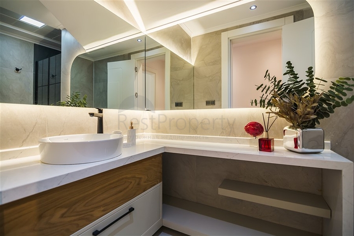 فيلا فاخرة في الانيا - اطلالة بحر - 5 غرف وصالة -في كاستل / الانيا 