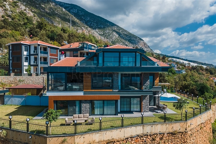 فيلا فاخرة في الانيا - اطلالة بحر - 5 غرف وصالة -في كاستل / الانيا 