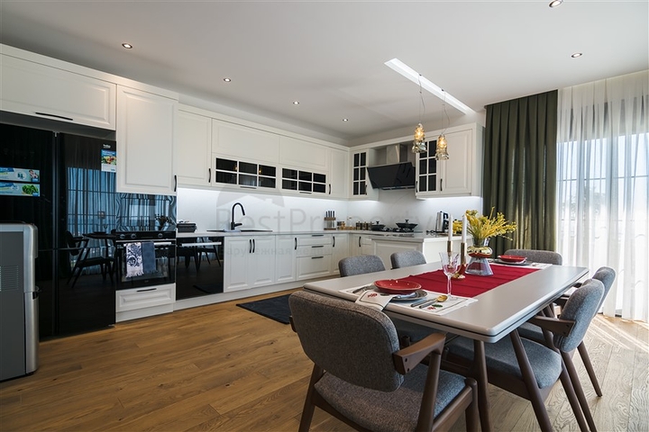 فيلا فاخرة في الانيا - اطلالة بحر - 5 غرف وصالة -في كاستل / الانيا 