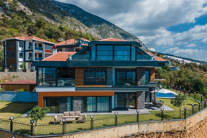 فيلا فاخرة في الانيا - اطلالة بحر - 5 غرف وصالة -في كاستل / الانيا 