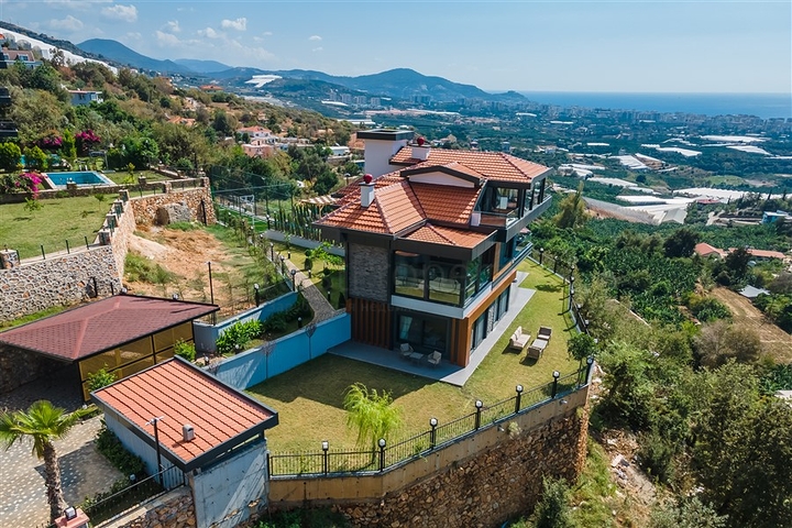 فيلا فاخرة في الانيا - اطلالة بحر - 5 غرف وصالة -في كاستل / الانيا 