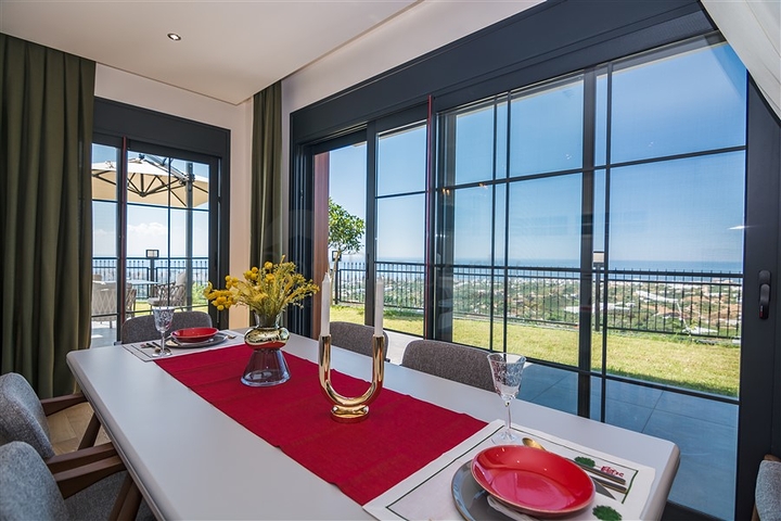 فيلا فاخرة في الانيا - اطلالة بحر - 5 غرف وصالة -في كاستل / الانيا 