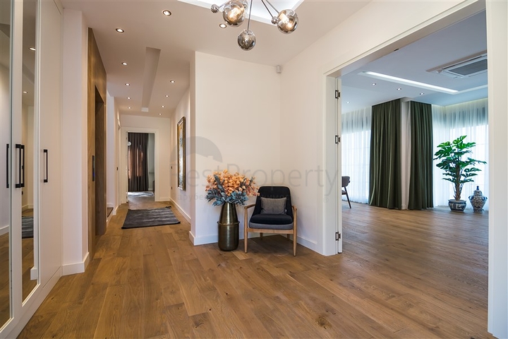 فيلا فاخرة في الانيا - اطلالة بحر - 5 غرف وصالة -في كاستل / الانيا 