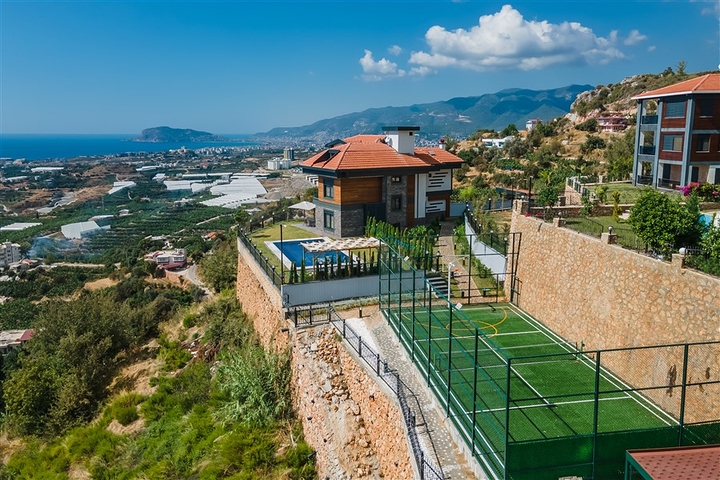 فيلا فاخرة في الانيا - اطلالة بحر - 5 غرف وصالة -في كاستل / الانيا 