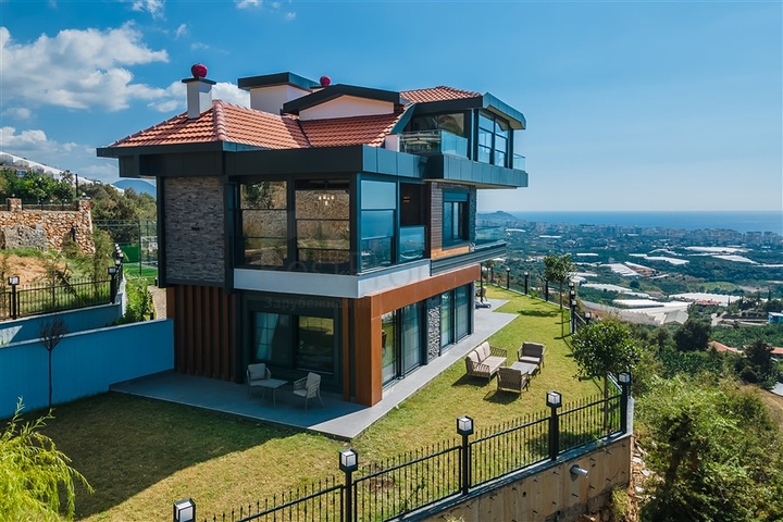 فيلا فاخرة في الانيا - اطلالة بحر - 5 غرف وصالة -في كاستل / الانيا 