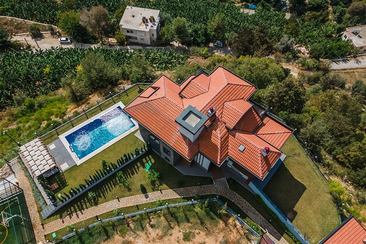 فيلا فاخرة في الانيا - اطلالة بحر - 5 غرف وصالة -في كاستل / الانيا 