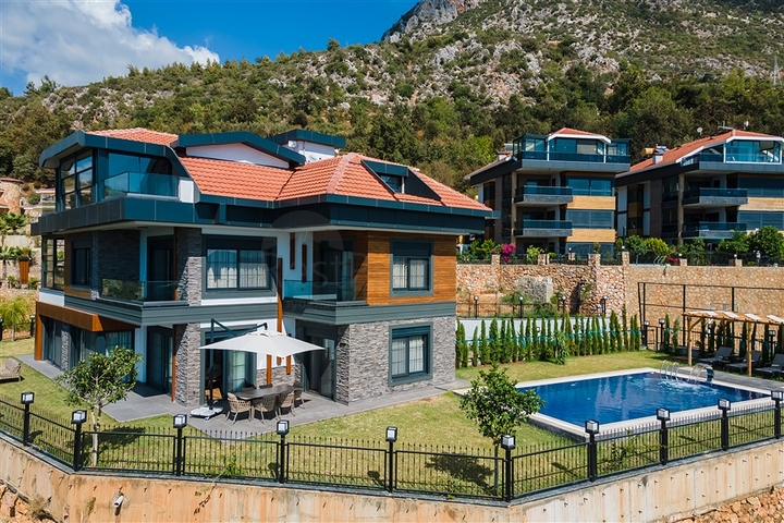 فيلا فاخرة في الانيا - اطلالة بحر - 5 غرف وصالة -في كاستل / الانيا 