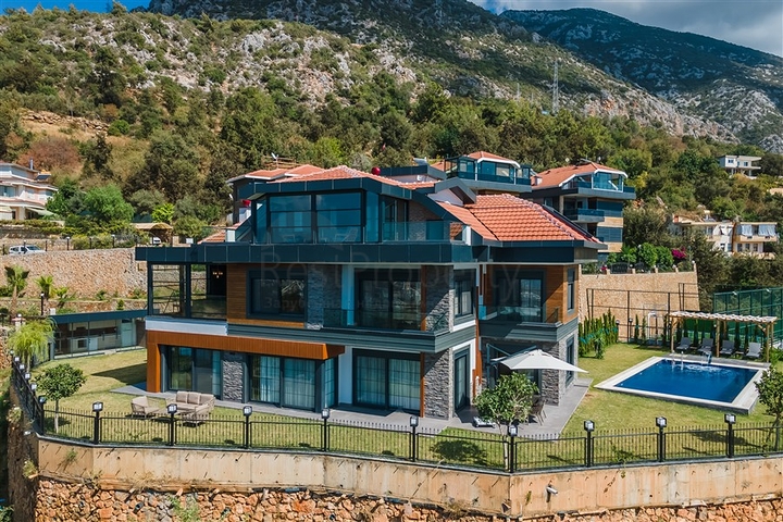 فيلا فاخرة في الانيا - اطلالة بحر - 5 غرف وصالة -في كاستل / الانيا 