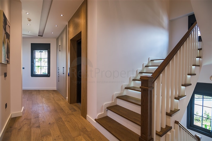 فيلا فاخرة في الانيا - اطلالة بحر - 5 غرف وصالة -في كاستل / الانيا 