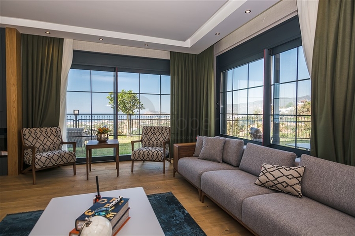 فيلا فاخرة في الانيا - اطلالة بحر - 5 غرف وصالة -في كاستل / الانيا 