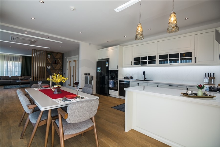 فيلا فاخرة في الانيا - اطلالة بحر - 5 غرف وصالة -في كاستل / الانيا 