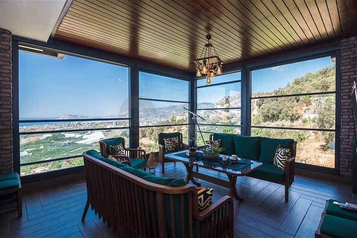 فيلا فاخرة في الانيا - اطلالة بحر - 5 غرف وصالة -في كاستل / الانيا 