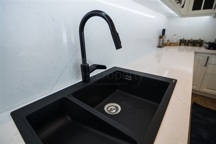 فيلا فاخرة في الانيا - اطلالة بحر - 5 غرف وصالة -في كاستل / الانيا 