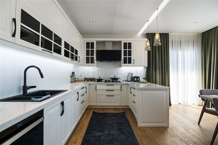 فيلا فاخرة في الانيا - اطلالة بحر - 5 غرف وصالة -في كاستل / الانيا 