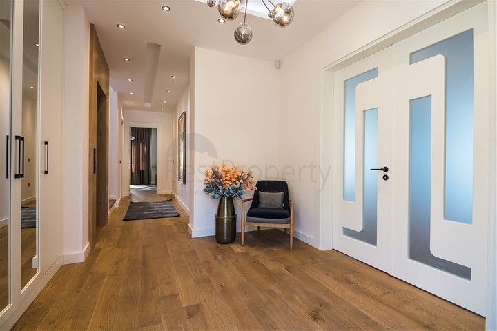 فيلا فاخرة في الانيا - اطلالة بحر - 5 غرف وصالة -في كاستل / الانيا 