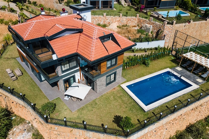 فيلا فاخرة في الانيا - اطلالة بحر - 5 غرف وصالة -في كاستل / الانيا 