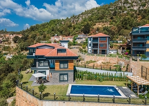 فيلا فاخرة في الانيا - اطلالة بحر - 5 غرف وصالة -في كاستل / الانيا 