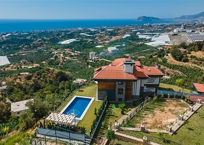 فيلا فاخرة في الانيا - اطلالة بحر - 5 غرف وصالة -في كاستل / الانيا 