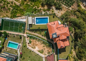 فيلا فاخرة في الانيا - اطلالة بحر - 5 غرف وصالة -في كاستل / الانيا 