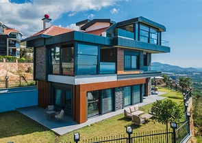 فيلا فاخرة في الانيا - اطلالة بحر - 5 غرف وصالة -في كاستل / الانيا 