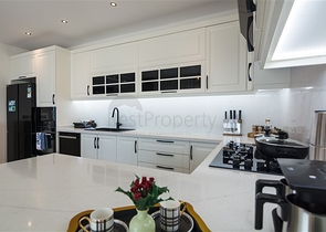 فيلا فاخرة في الانيا - اطلالة بحر - 5 غرف وصالة -في كاستل / الانيا 