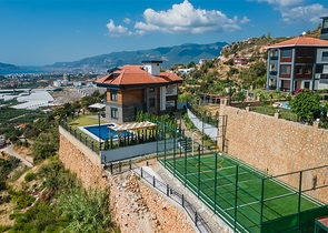 فيلا فاخرة في الانيا - اطلالة بحر - 5 غرف وصالة -في كاستل / الانيا 