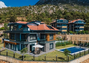 فيلا فاخرة في الانيا - اطلالة بحر - 5 غرف وصالة -في كاستل / الانيا 