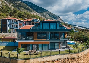 فيلا فاخرة في الانيا - اطلالة بحر - 5 غرف وصالة -في كاستل / الانيا 