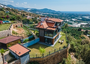 فيلا فاخرة في الانيا - اطلالة بحر - 5 غرف وصالة -في كاستل / الانيا 