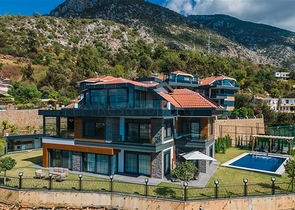 فيلا فاخرة في الانيا - اطلالة بحر - 5 غرف وصالة -في كاستل / الانيا 