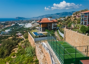 فيلا فاخرة في الانيا - اطلالة بحر - 5 غرف وصالة -في كاستل / الانيا 