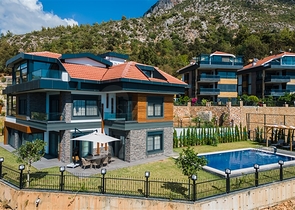 فيلا فاخرة في الانيا - اطلالة بحر - 5 غرف وصالة -في كاستل / الانيا 