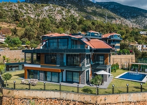 فيلا فاخرة في الانيا - اطلالة بحر - 5 غرف وصالة -في كاستل / الانيا 