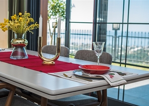 فيلا فاخرة في الانيا - اطلالة بحر - 5 غرف وصالة -في كاستل / الانيا 