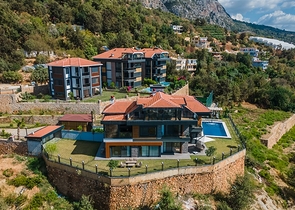 فيلا فاخرة في الانيا - اطلالة بحر - 5 غرف وصالة -في كاستل / الانيا 