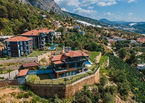 فيلا فاخرة في الانيا - اطلالة بحر - 5 غرف وصالة -في كاستل / الانيا 