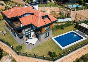 فيلا فاخرة في الانيا - اطلالة بحر - 5 غرف وصالة -في كاستل / الانيا 