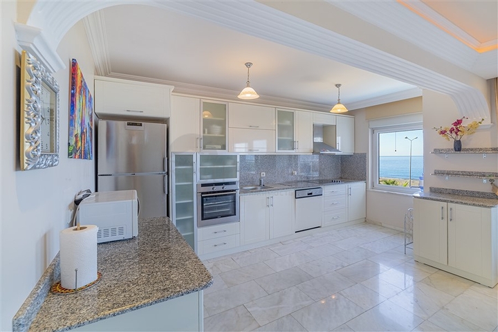 اطلالة بحر ساحرة - شقة 2 غرفة وصالة مفروشة -اول صف على البحر -في محمودلار / الانيا 