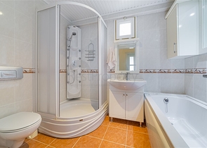 اطلالة بحر ساحرة - شقة 2 غرفة وصالة مفروشة -اول صف على البحر -في محمودلار / الانيا 