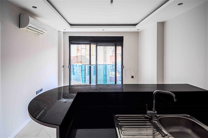 شقة للبيع في اوبا بسعر مناسب - غرفة وصالة ضمن مجمع حديث - قريبة من البحر -اوبا / الانيا 