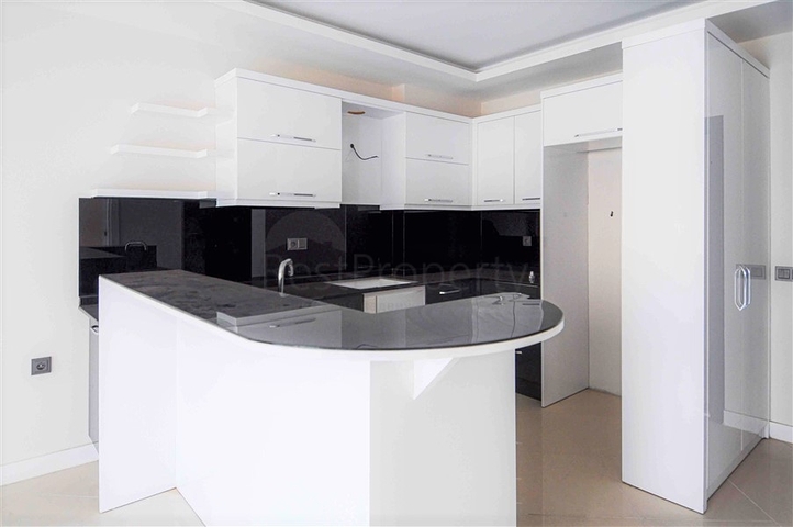 شقة للبيع في اوبا بسعر مناسب - غرفة وصالة ضمن مجمع حديث - قريبة من البحر -اوبا / الانيا 