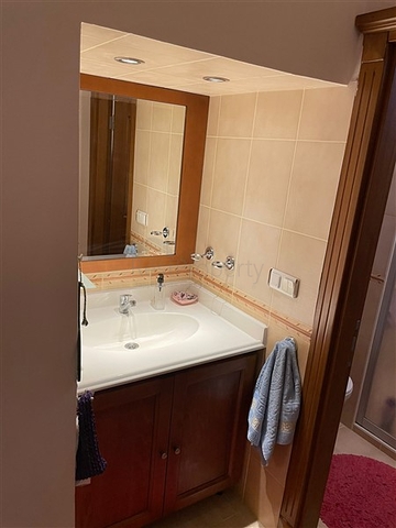 شقة اطلالة بحر في الانيا - تصميم 2 غرفة وصالة -ضمن مجمع على البحر مباشرة -محمودلار / الانيا 