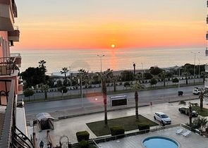 شقة اطلالة بحر في الانيا - تصميم 2 غرفة وصالة -ضمن مجمع على البحر مباشرة -محمودلار / الانيا 