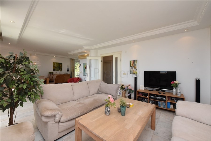 اطلالة بحر وقلعة -فيلا مستقلة في مركز الانيا 