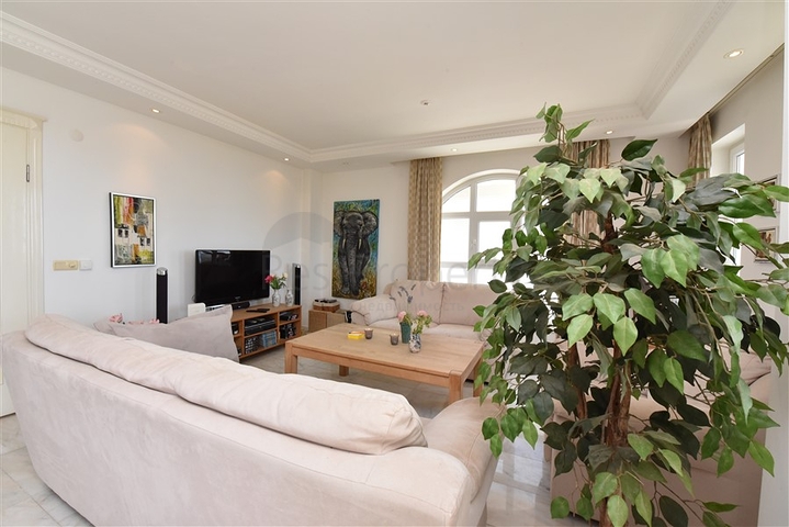 اطلالة بحر وقلعة -فيلا مستقلة في مركز الانيا 