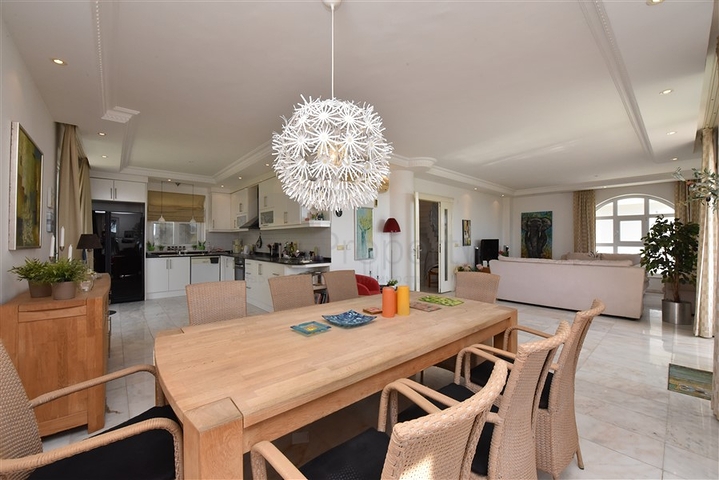 اطلالة بحر وقلعة -فيلا مستقلة في مركز الانيا 