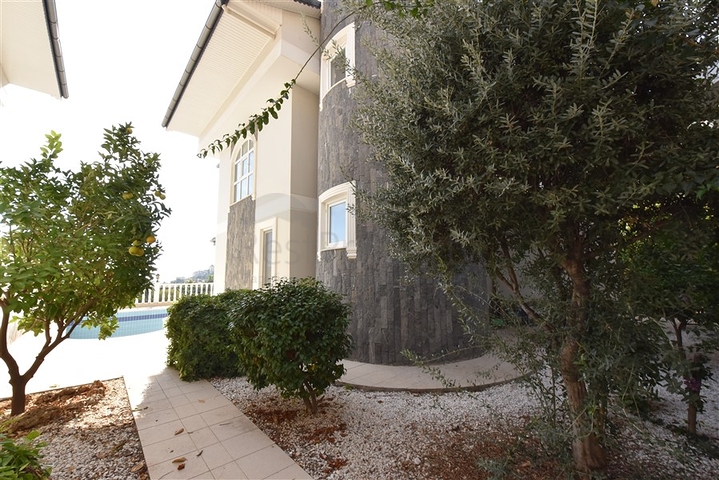 اطلالة بحر وقلعة -فيلا مستقلة في مركز الانيا 