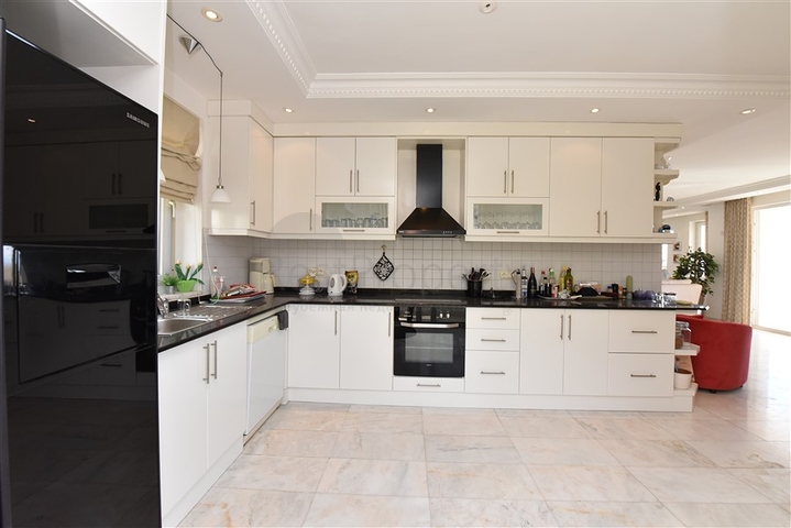 اطلالة بحر وقلعة -فيلا مستقلة في مركز الانيا 